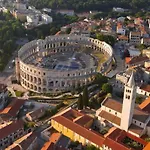 Tatjana Center * Pula