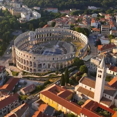 Tatjana Center * プーラ