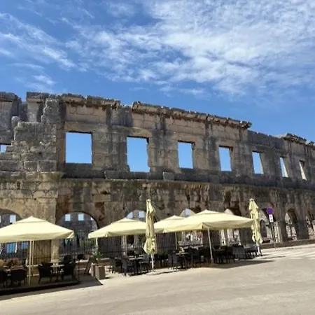 Tatjana Center プーラ