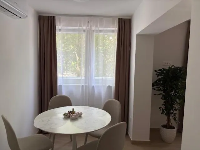 Tatjana Center *