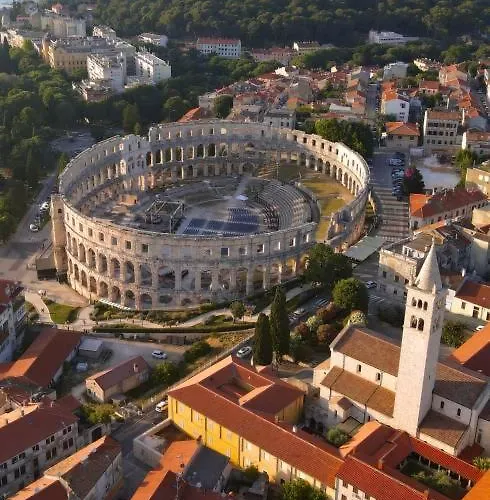 Tatjana Center * Pula